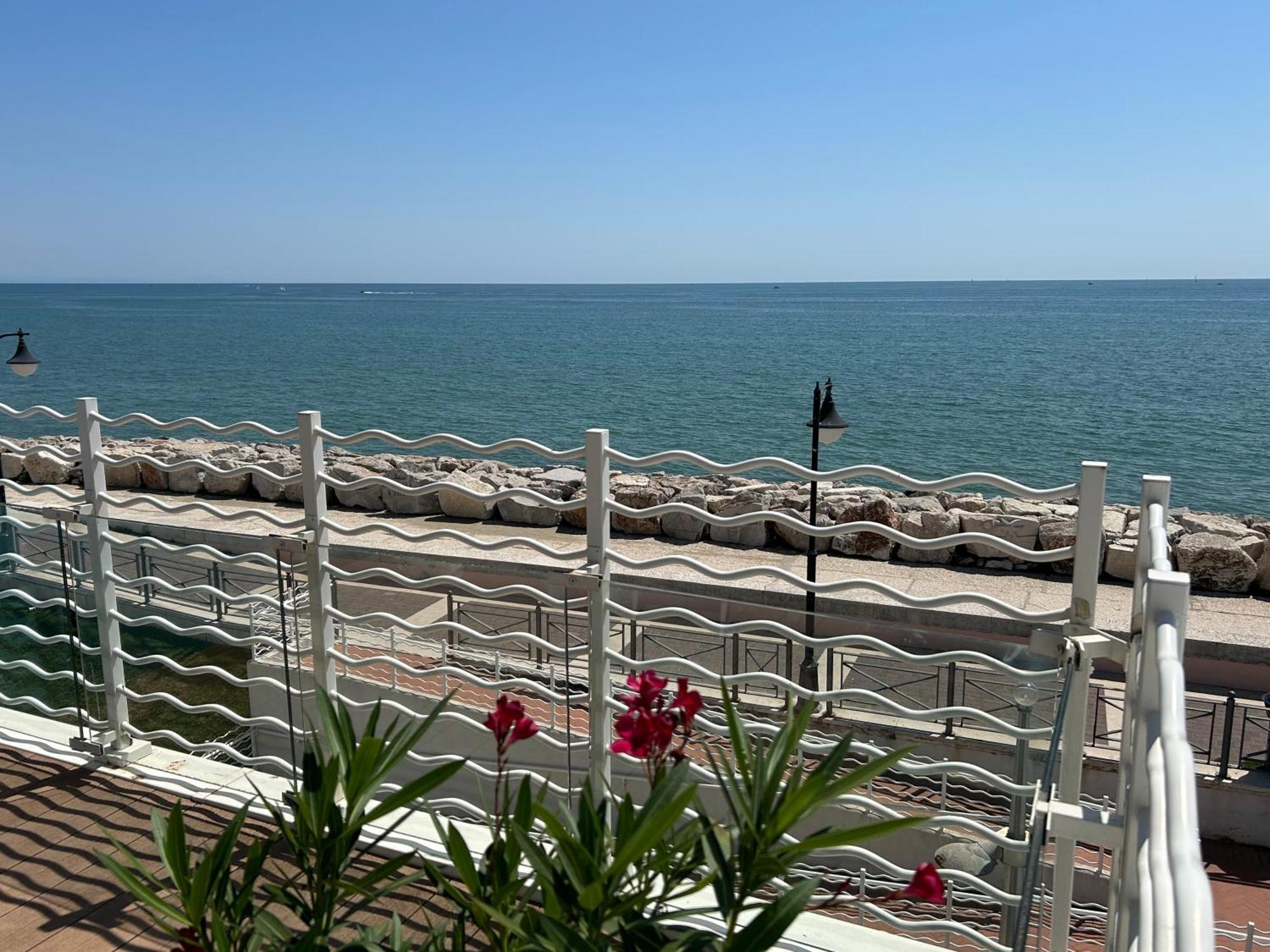 Ca Dell'Angelo - Caorle Aparthotel Exteriör bild